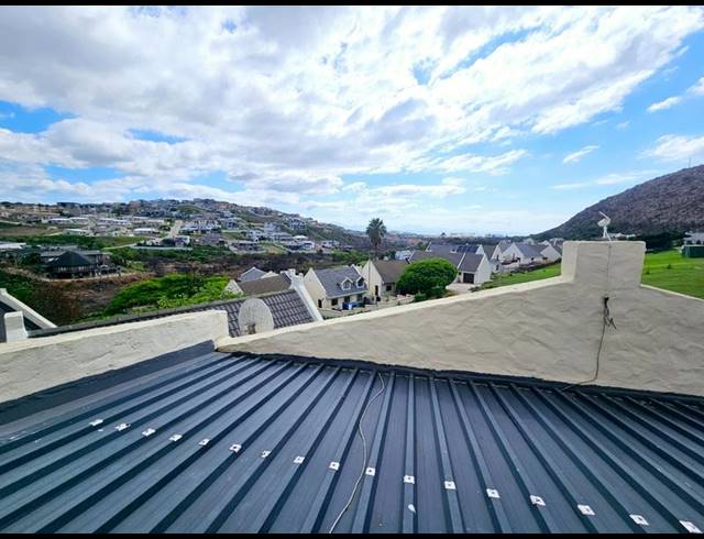 4 BEDROOM HOUSE FOR SALE IN VAKANSIEPLAAS